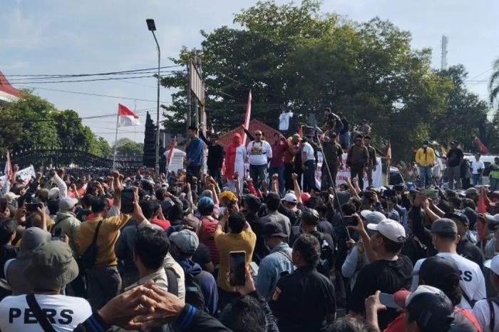 Siapa Itu Profesor R? Terduga Penyebar Tutorial Bom Molotov?