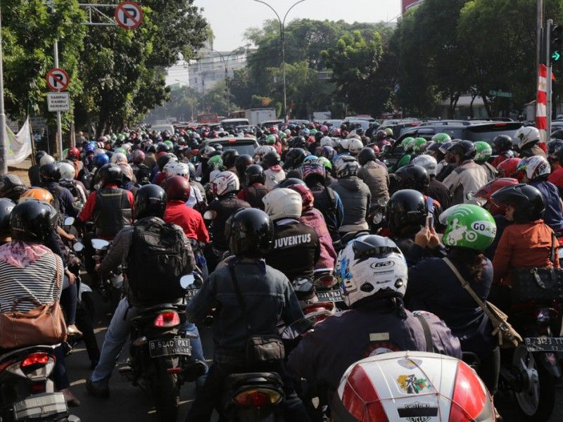 kemacetan akibat aksi demo menolak kenaikan tunjangan dpr oleh mahasiswa