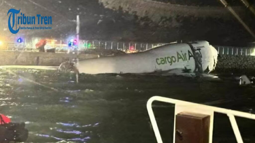 Kronologi Pesawat Kargo Emirates Jatuh Ke Laut di Hong Kong
